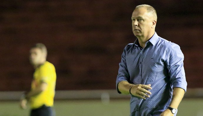 Mano admite queda de nível, culpa a falta de treinos, mas garante reação