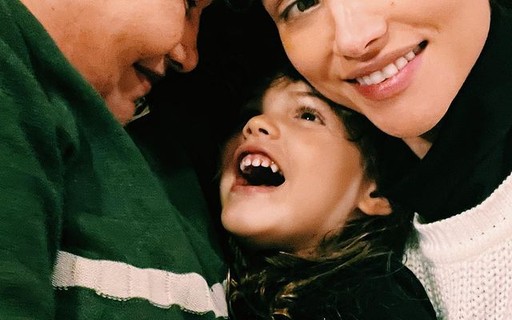 Débora Nascimento mostra momento de carinho com a filha e a mãe: "Presentes"