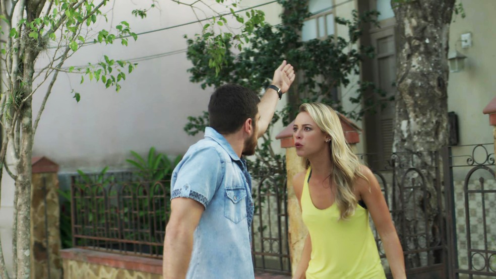 Zeca (Marco Pigossi) tenta fazer uma surpresa para Jeiza (Paolla Oliveira) e dá entrada nos papéis no casamento — Foto: TV Globo