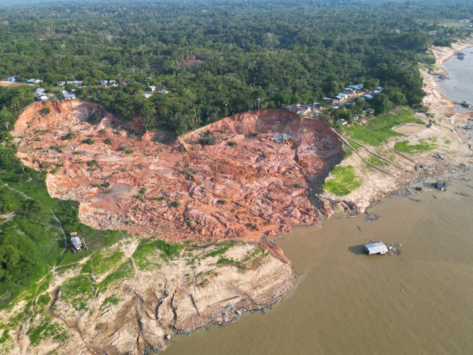 Vila com dezenas de casas 'some do mapa' após queda  de barranco no Amazonas; VÍDEO