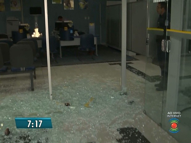 Assaltantes atiraram no prédio de um dos bancos da cidade de Pocinhos, no Agreste (Foto: Reprodução/TV Paraíba)