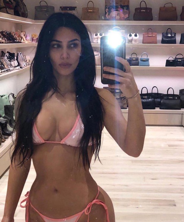 Kim Kardashian exibe curvas em foto dentro de seu closet (Foto: Instagram/ Reprodução)