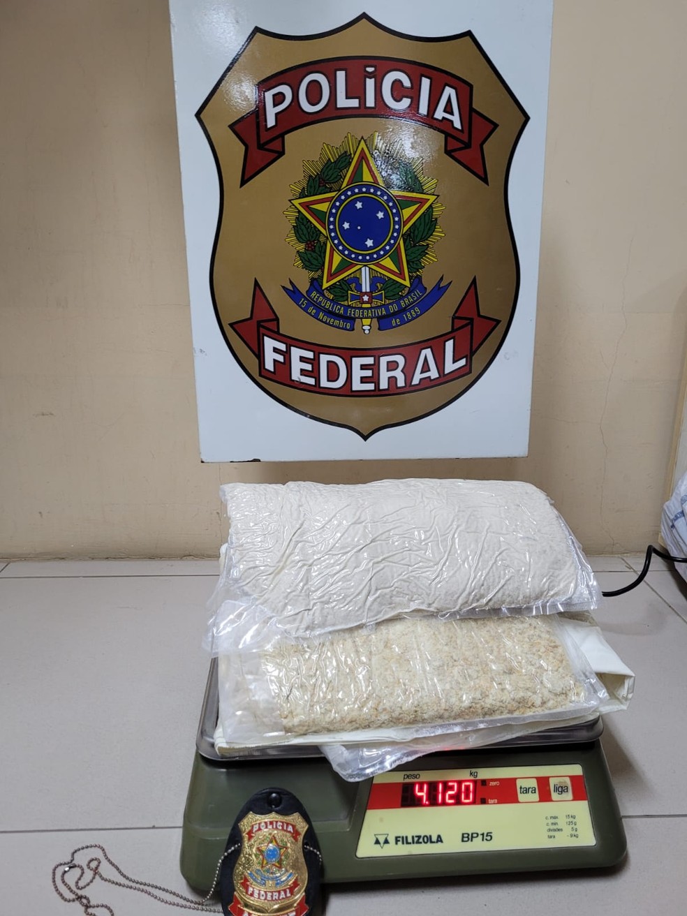 Homem tentou desembarcar em São Luís com a droga presa ao corpo e escondida no solado do tênis. — Foto: Divulgação / Polícia Federal