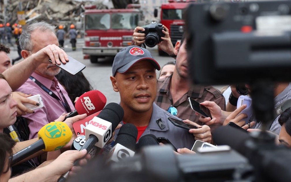 O bombeiro Sargento Diego relata a tentativa de salvar morador (Foto: Celso Tavares/G1)