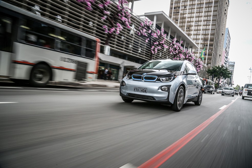 BMW i3 pode rodar até 260 km com uma carga completa da bateria — Foto: Autoesporte