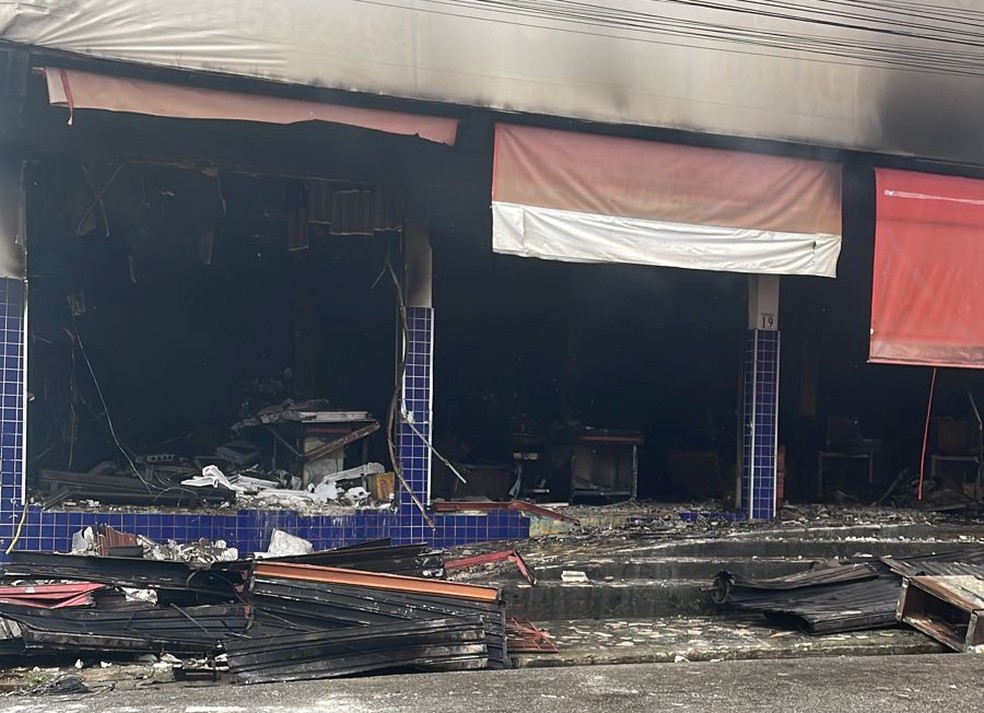 Supermercado em Amaraji, na Mata Sul de Pernambuco, foi destruído por incêndio neste domingo (15) — Foto: Reprodução/WhatsApp