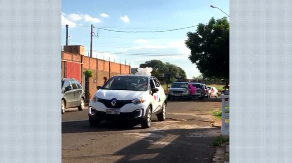 Amigos Surpreendem Gravida Com Cha De Bebe Por Drive Thru Em