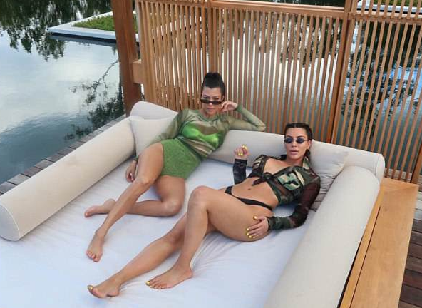 Kim Kardashian e Kourtney Kardashian na praia  (Foto: Instagram)