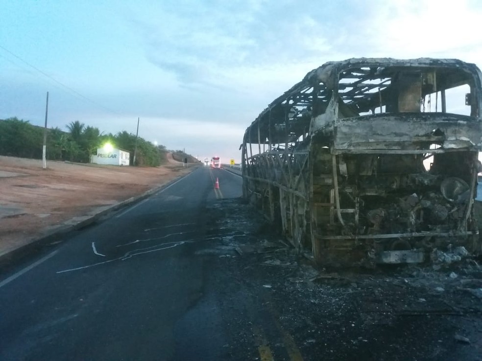 Ônibus que incendiou ficou parado na pista  — Foto: Divulgação/PRF