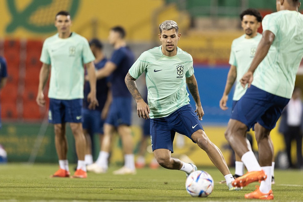 Bruno Guimarães em treinamento do Brasil em Doha — Foto: Lucas Figueiredo / CBF