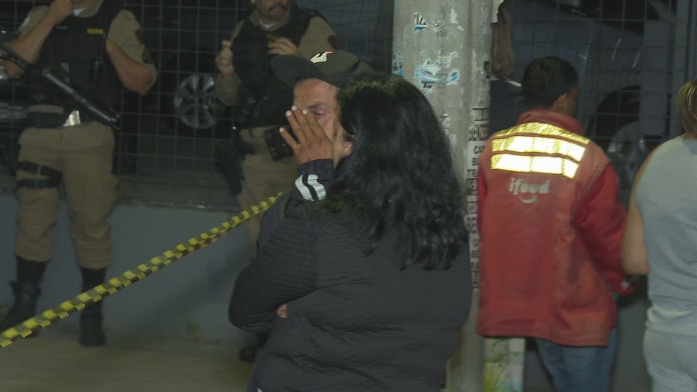 Sidney acompanha no local desdobramentos do sequestro do filho.  — Foto: Marcelo Abreu/TV Globo 