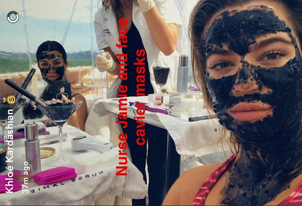 As irmãs Khloé e Kourtney Kardashian com os rostos cobertos pelo creme de caviar (Foto: Snapchat)