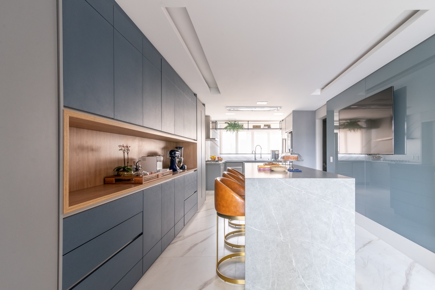 COZINHA | Agora integrada com a sala, a cozinha pode ser aproveitada de outras formas, com muito mais interação entre os moradores (Foto: Júlia Herman / Divulgação)
