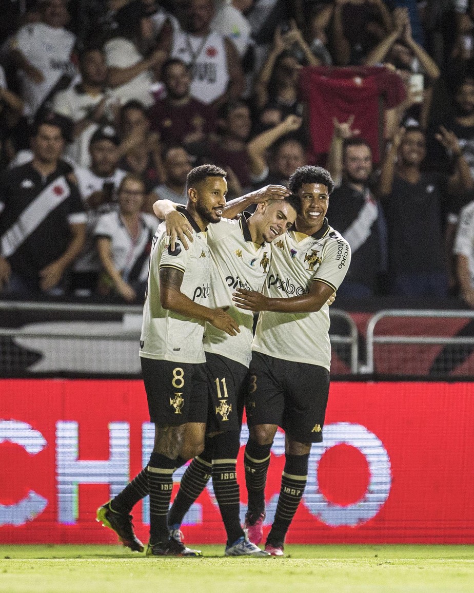 Jair e Andrey Santos comemoram o gol de Gabriel Pec, no centro