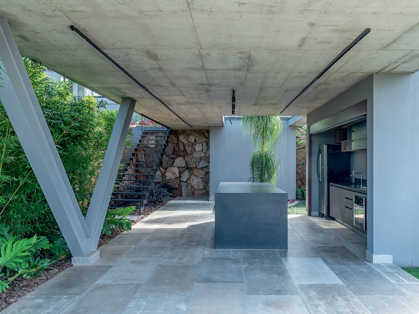 Casa de 438 m² exibe pilares metálicos e inspiração modernista (Foto: Wesley Diego Emes)