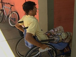Jovem sob custódia que fugiu de hospital em cadeira de rodas é preso em Aparecida de Goiânia (Foto: Reprodução / TV Anhanguera)