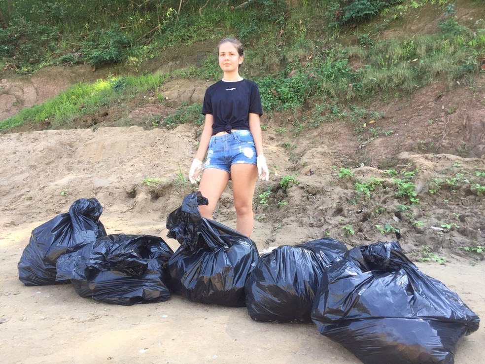 Casal recolhe mais de 200 quilos de lixo que estavam às margens de rio no interior do Acre — Foto: Arquivo pessoal 