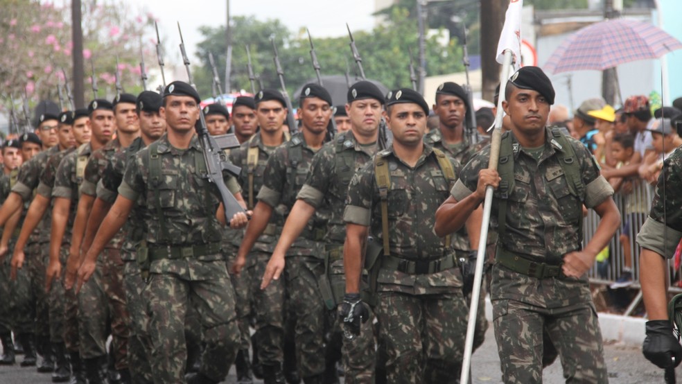 Tropas militares desfilaram na Avenida Duarte da Silveira, em Jo&atilde;o Pessoa (Foto: Krystine Carneiro/G1)