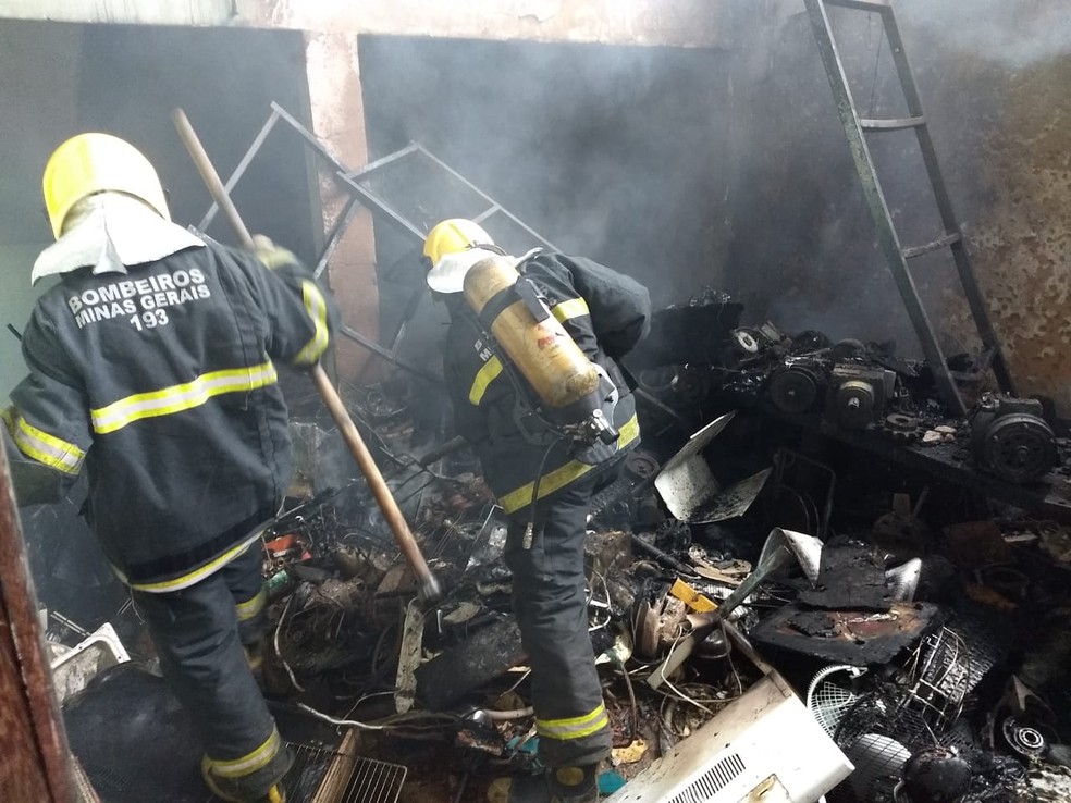 Incêndio destruiu loja de consertos de eletrodomésticos em Coronel Fabriciano (Foto: Corpo de Bombeiros Militar/Divulgação)
