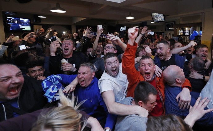 Torcedores tomam as ruas de Leicester em comemoração pelo título inglês - Jornal O Globo