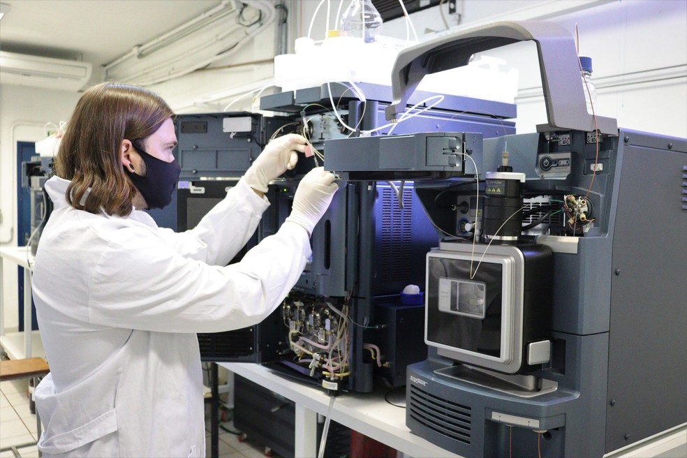 Amostras são colocadas dentro de máquina que ajuda na separação do material — Foto: Henrique Fontes/IQSC
