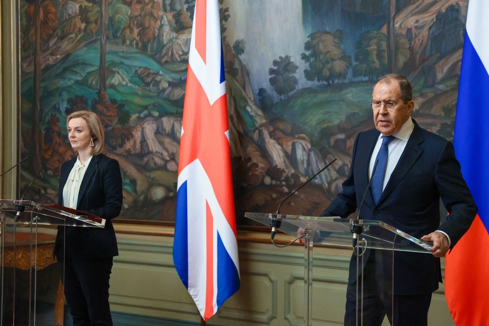 Liz Truss, então ministra de Exteriores, o o chanceler da Rússia, Sergei Lavrov, durante entrevista coletiva conjunta em Moscou em fevereiro de 2022. — Foto: Ministério das Relações Exteriores da Rússia/Divulgação/REUTERS