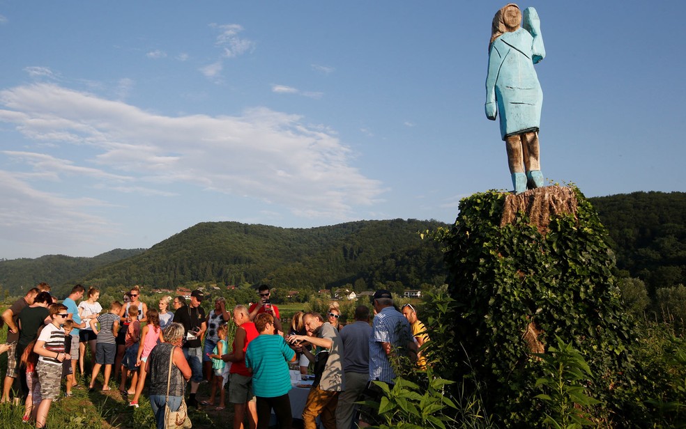 Imagem de arquivo mostra estátua de madeira representando a primeira-dama dos EUA, Melania Trump, em Rozno, perto de sua cidade-natal Sevnica, na Eslovênia — Foto: Reuters/Borut Zivulovic