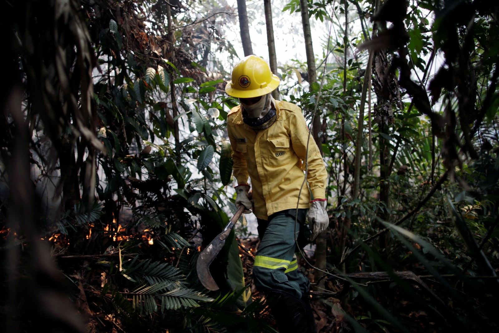 Membros da brigada de incêndio do Instituto Brasileiro do Meio Ambiente e dos Recursos Naturais Renováveis (IBAMA) tentam controlar pontos quentes em uma área da selva amazônica perto de Apuí, Estado do Amazonas,REUTERS