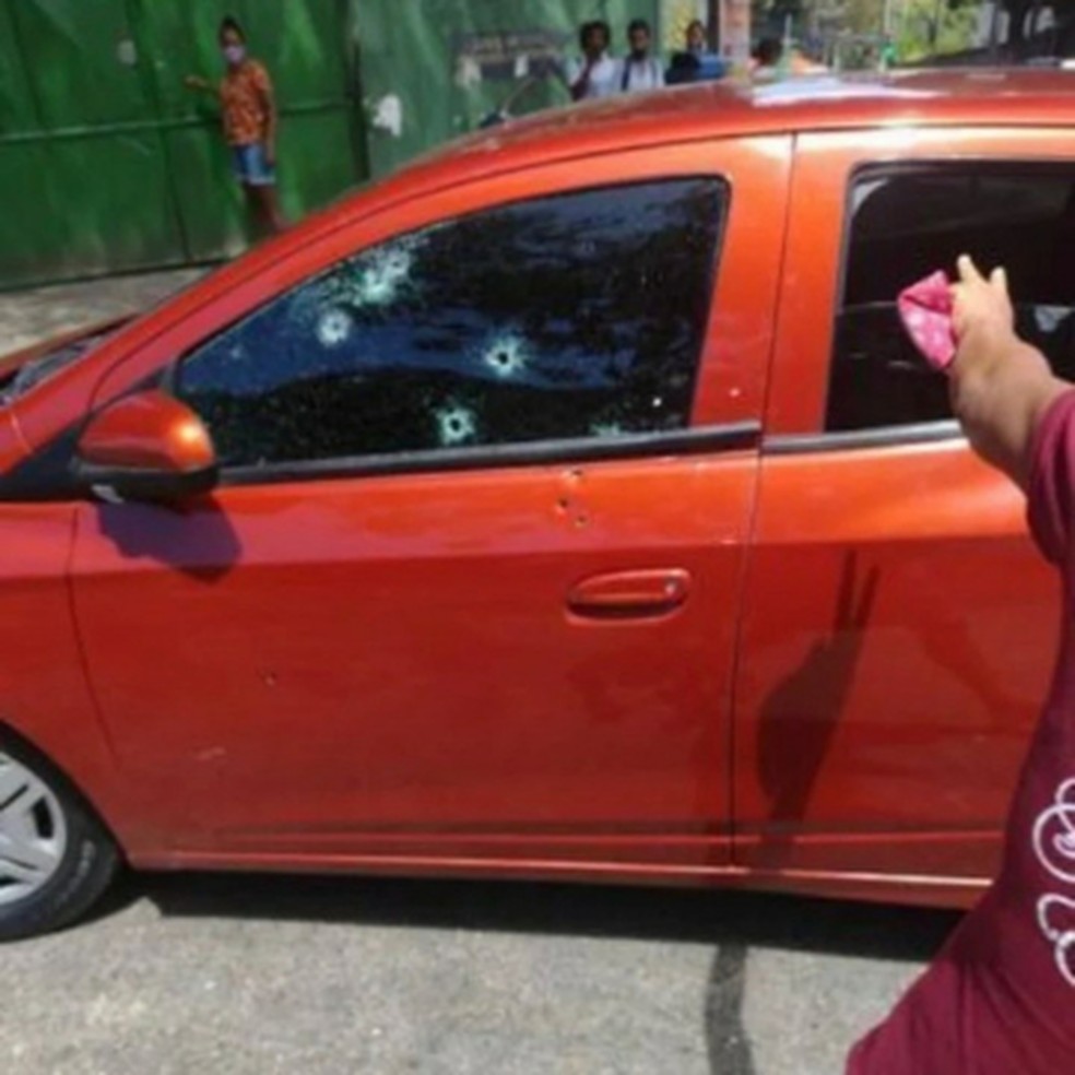 Carro é atingido por disparos no bairro do Cabula, em Salvador. — Foto: Arquivo pessoal