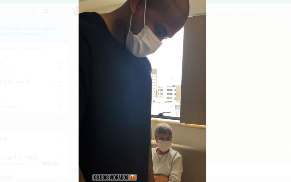 Léo Santana e a sogra em quarto de maternidade na Bahia — Foto: Reprodução/Instagram