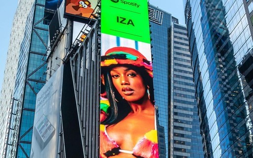 IZA comemora outdoor gigante na Times Square: "Que felicidade!"