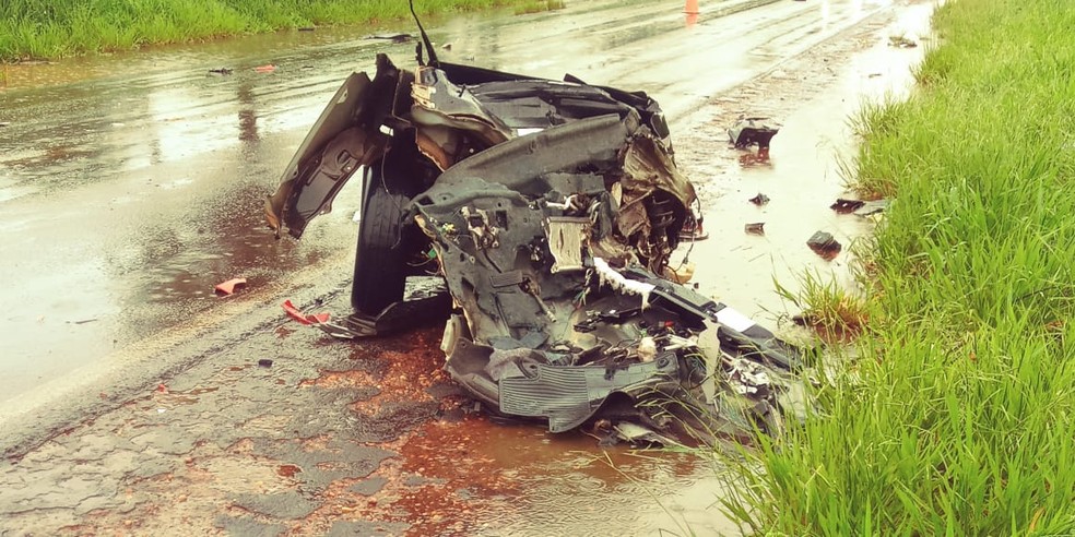 Parte do carro que partiu ao meio depois de bater em carreta. — Foto: Corpo de Bombeiros/Foto