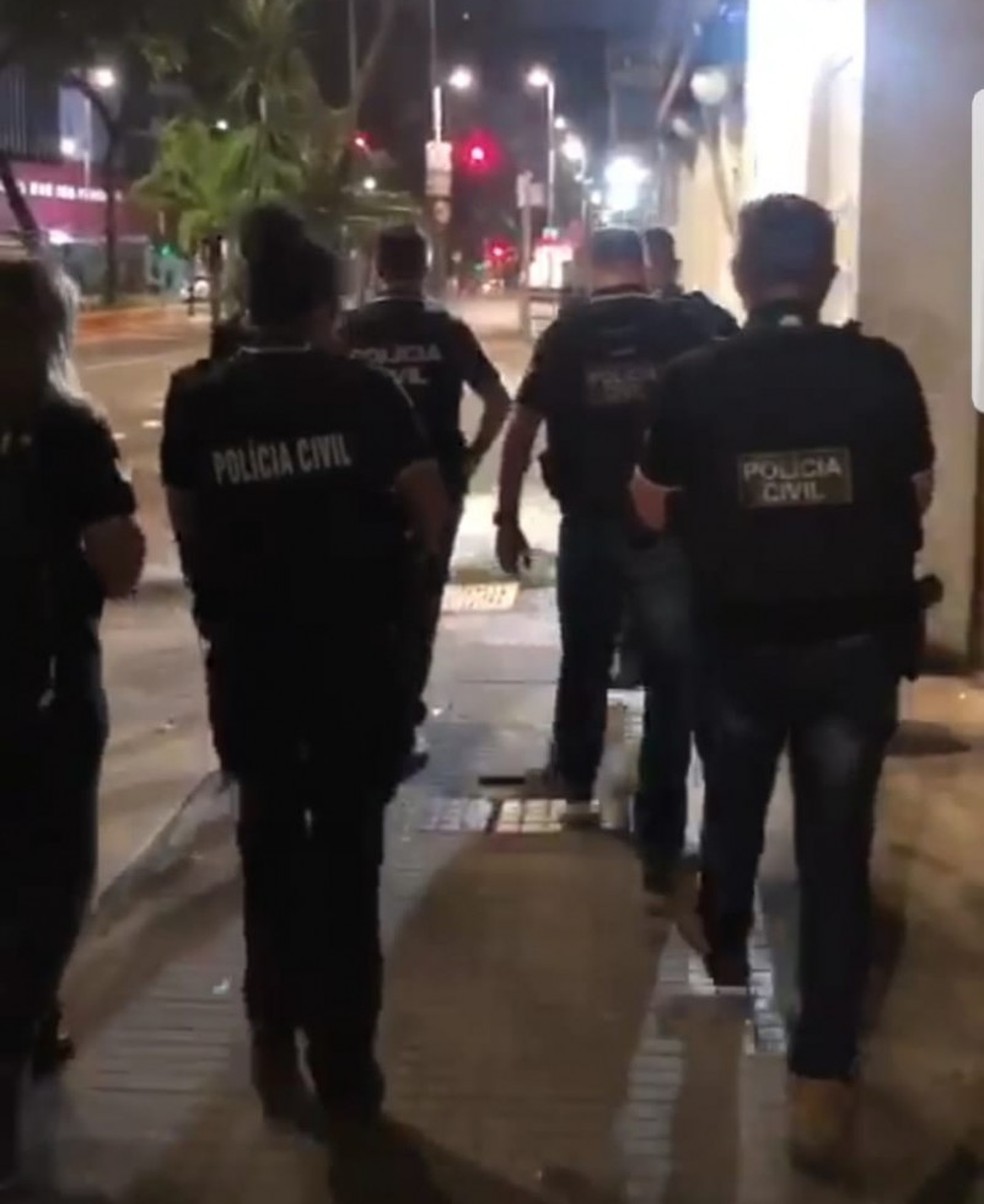 Foram cumpridas 33 ordens judiciais de prisão preventiva e 64 mandados de busca — Foto: Polícia Civil/Divulgação