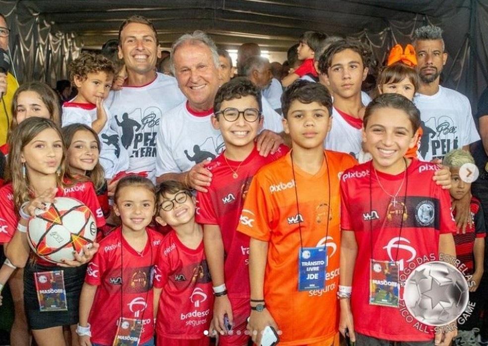 Zico e seus nove netos na última edição do Jogo das Estrelas — Foto: Reprodução