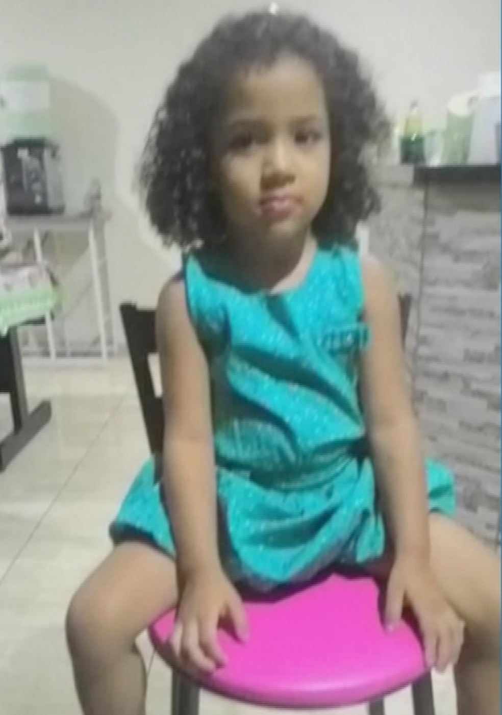 Micaela brincava em calçada quando caiu e foi atropelada por ônibus em Rondonópolis (Foto: TVCA/Reprodução)