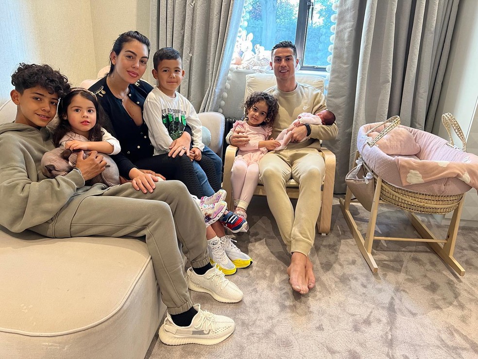 Cristiano Ronaldo com a família em casa — Foto: Instagram