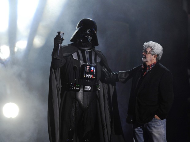 Em foto de outubro de 2011, homem fantasiado de Darth Vader, personagem de 'Guerra nas estrelas' aceita prêmio de 'vilão definitivo' das mãos do seu criador, George Lucas (Foto: AP/Chris Pizzello)