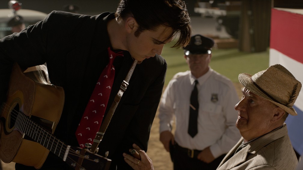 Elvis Presley (Austin Butler) e o Coronel Tom Parker (Tom Hanks) conversam numa cena de "Elvis" — Foto: Divulgação