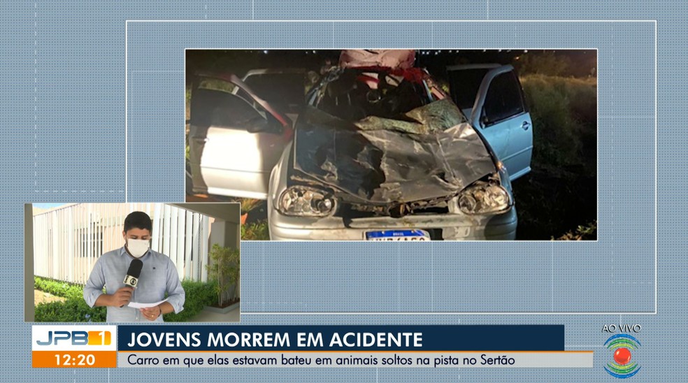 Jovens morrem em acidente depois de carro bater em animais soltos na pista, no Sertão da Paraíba — Foto: Reprodução/TV Cabo Branco