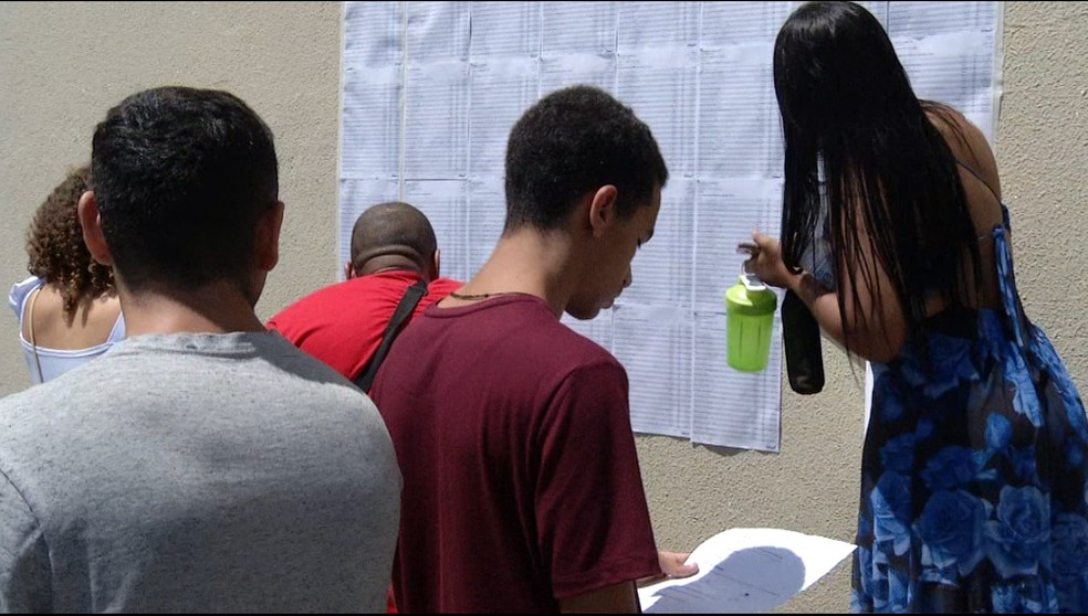 Candidatos consultando locais de prova em Palmas — Foto: TV Anhanguera/Reprodução
