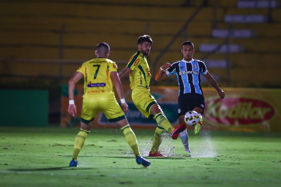Nicolas deu assistências, mas teve dificuldades para conter sistema ofensivo do Mirassol — Foto: Lucas Uebel/Grêmio