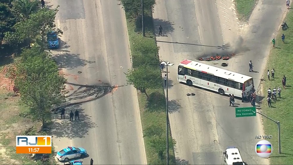 Moradores fazem protesto na Avenida Brasil, na altura da Vila Kennedy — Foto: Reprodução / TV Globo