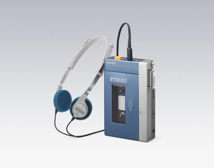 Modelo de walkman da Sony já vinha com os fones de ouvido (Foto: Divulgação/ The Verge)