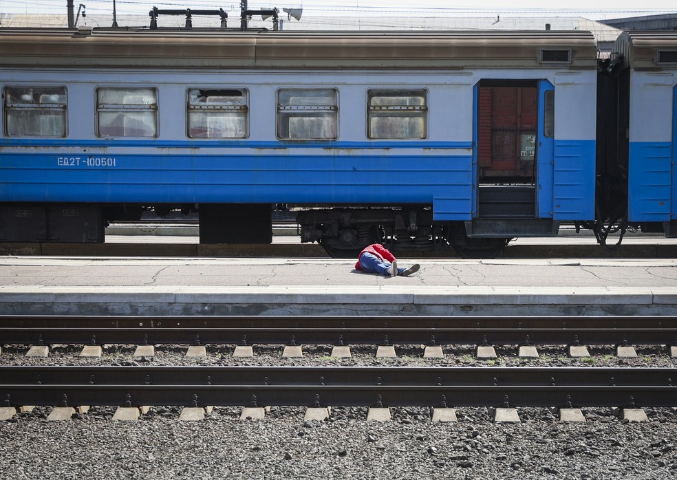 Vítima é vista na plataforma após ataque na estação ferroviária em Kramatorsk, na região de Donbass, em 8 de abril de 2022 — Foto: Anatolii Stepanov/AFP