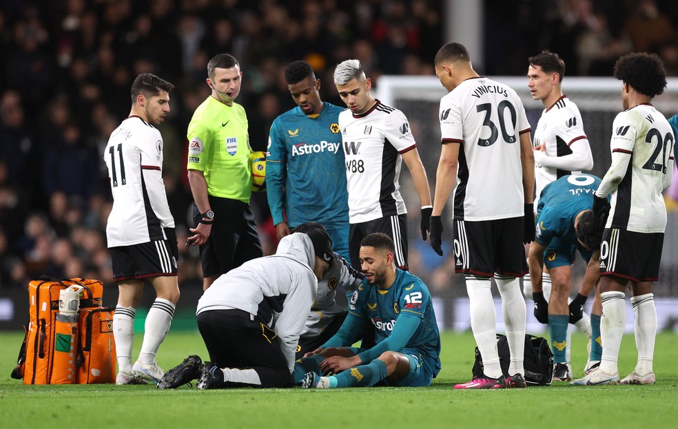 Matheus Cunha é atendido antes de deixar o jogo de maca em Fulham x Wolverhampton — Foto: REUTERS/David Klein