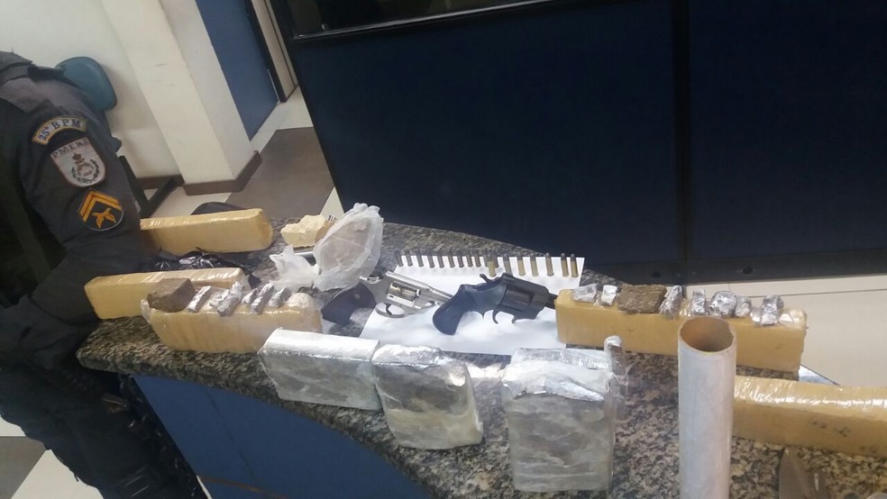 Polícia apreendeu armas, maconha e cocaína na casa do suspeito (Foto: Polícia Militar/Divulgação)