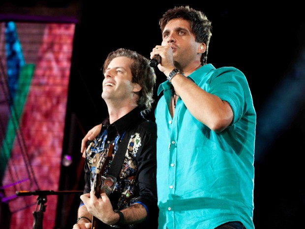 Os irmãos Victor e Leo na gravação do CD e DVD 'Ao vivo em Floripa', em show para mais de 100 mil pessoas (Foto: Divulgação/Heloisa Falak)