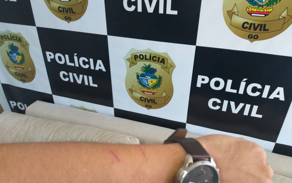 Ex-tesoureira e marido são presos em Goiás suspeitos de desviar quase R$ 1 milhão da Prefeitura de Capetinga