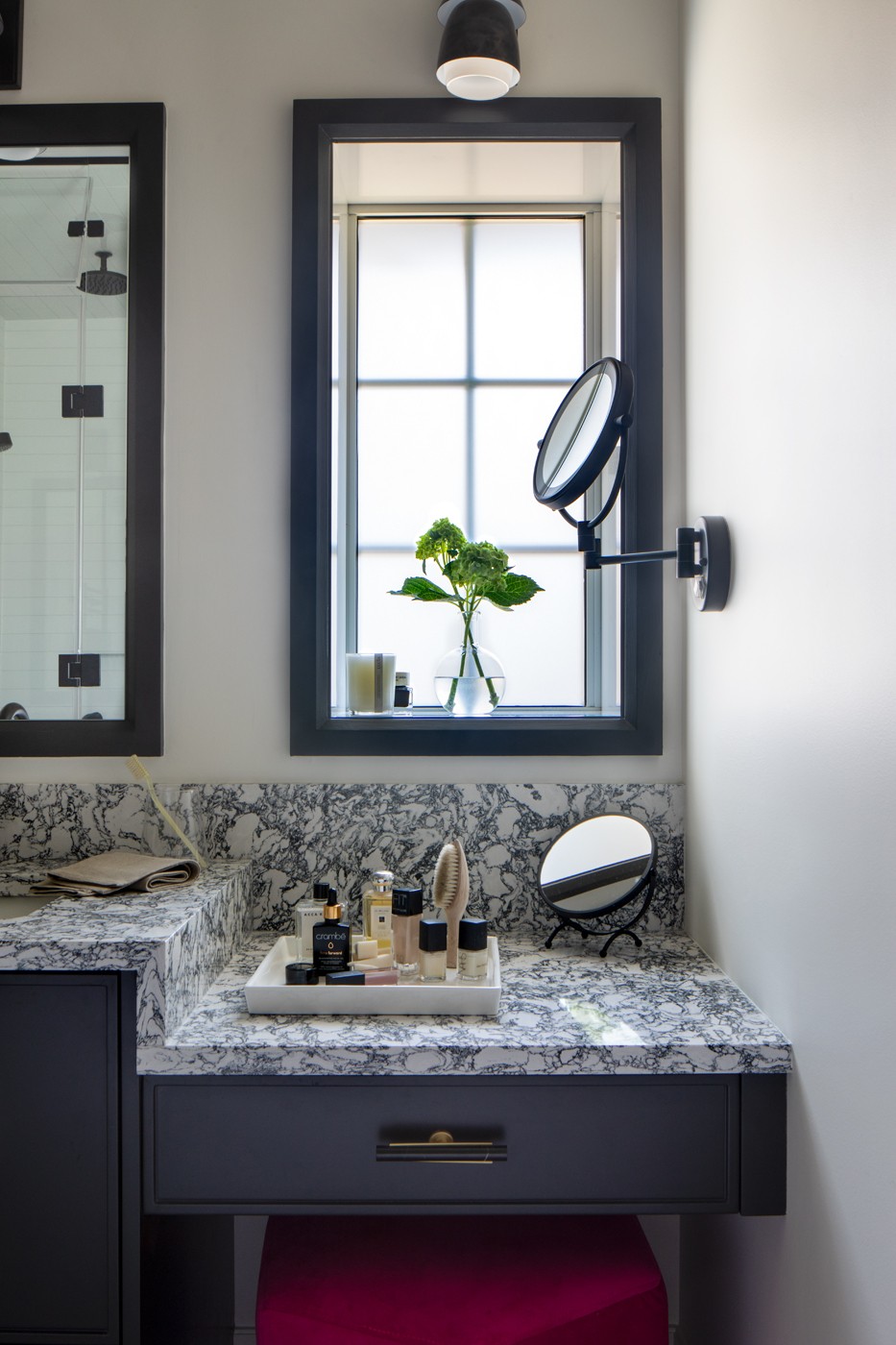 Décor do dia: banheiro com piso geométrico e armários pretos  (Foto: Virginia Macdonald Photographer )