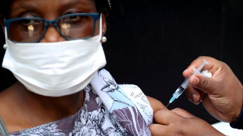 A África do Sul está enfrentando um surto de infecções à medida que a nova variante se espalha — Foto: Reuters